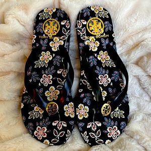 Tory Burch flip flops size 7 (Never worn)